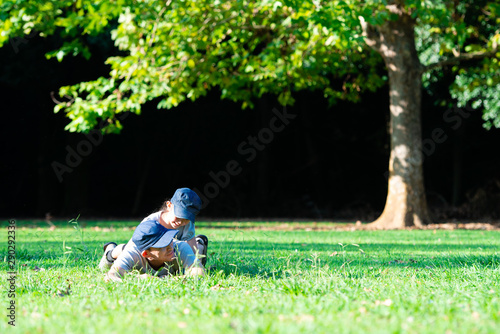 芝生で遊ぶ親子