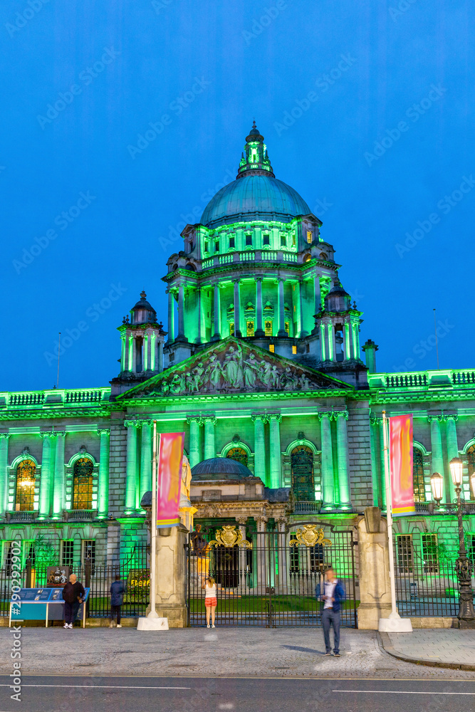 Φωτογραφία The Belfast City Hall at Donegall Square in Belfast, Northern Ireland at Night