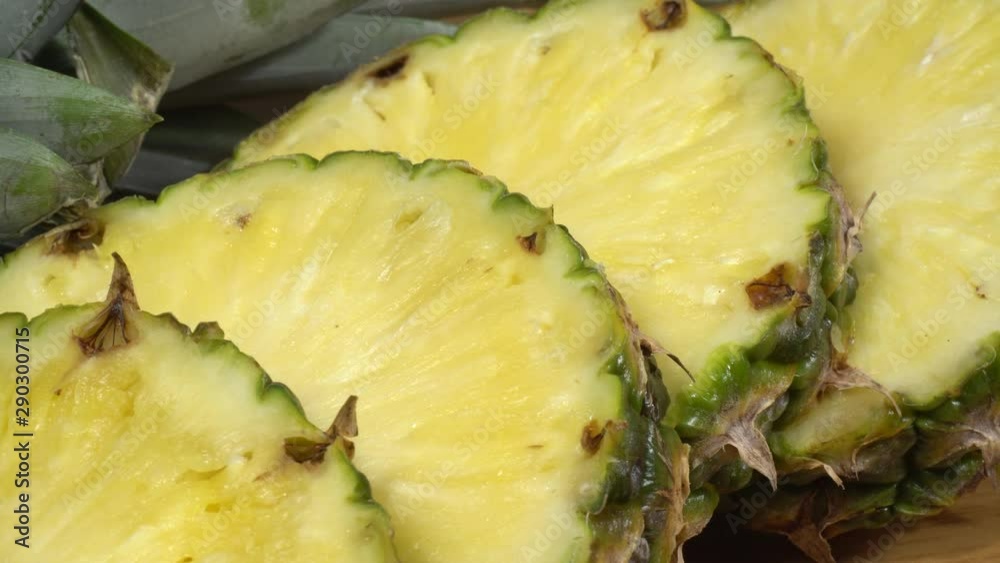 Piña cortada en rodajas en la mesa Piña cortada en rodajas en la mesa
