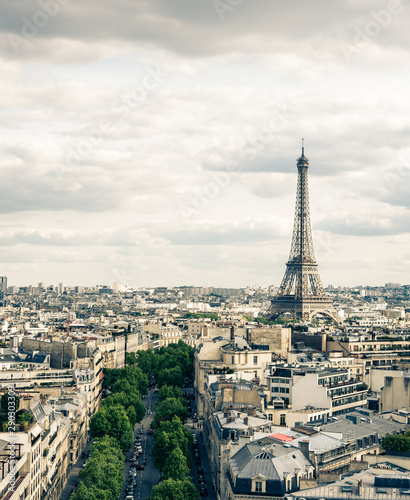 パリ　凱旋門から眺めるエッフェル塔　セピア © oben901