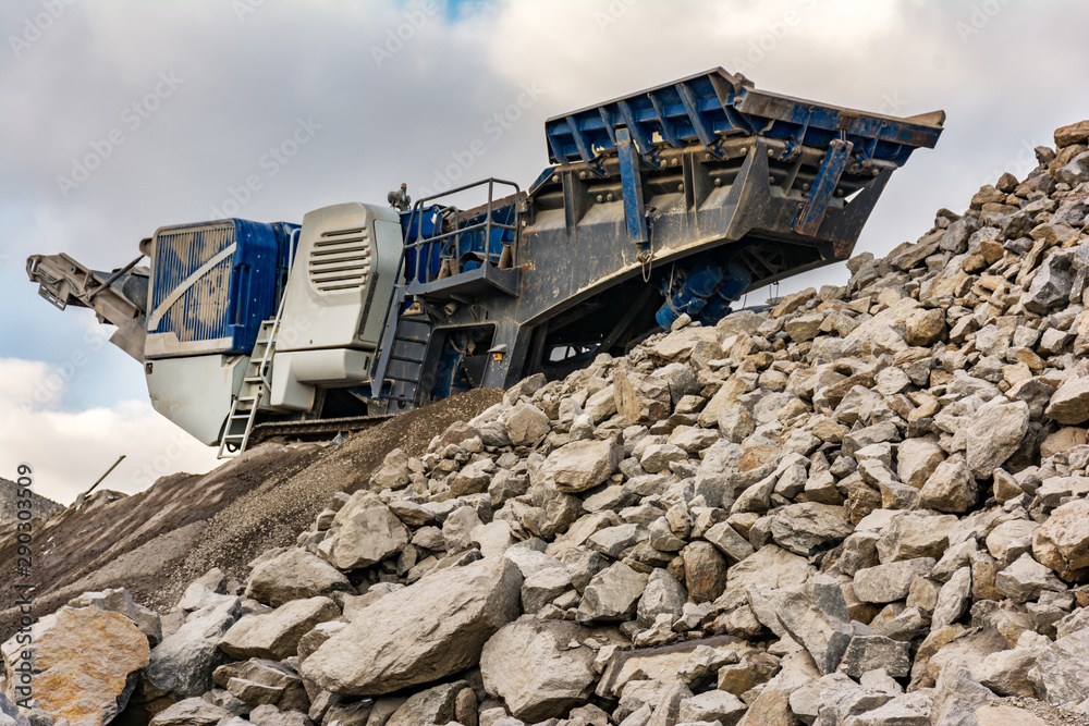 Obraz premium Stone crushing machine in an industrial production