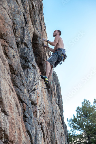 El joven Jorge escalando por una pared vertical en La Pedriza, en la Sierra de Madrid