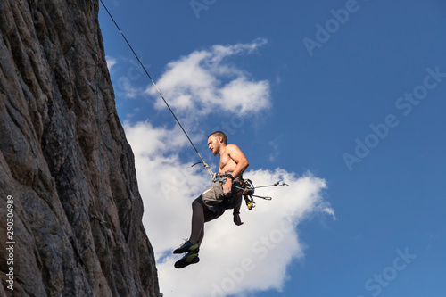 El joven Jorge desciende rapelando, después de haber escalado por una pared vertical en la Pedriza, en la Sierra de Madrid