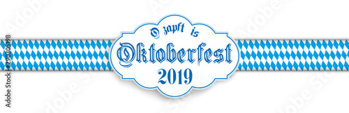 Oktoberfest 2019 Banner mit einem Band in bayerischen Landesfarben und einem Emblem