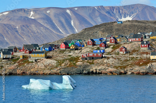 Stadtansicht Ittoqqortoormiit, Ostgrönland photo