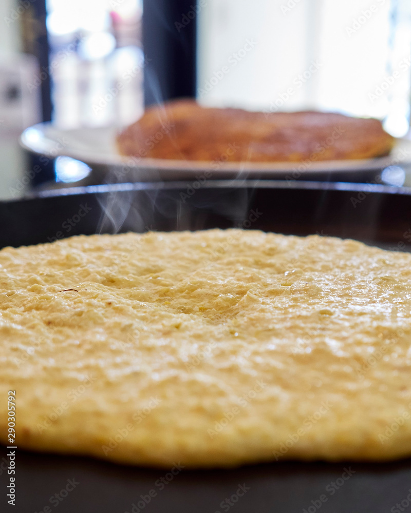 cachapas on a hot plate being prepared. corn pancakes foto de Stock
