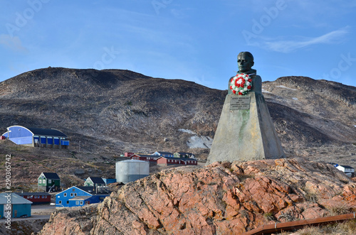 Denkmal Ejnar Mikkelsen Miki in Ittoqqortoormiit, Grönland photo