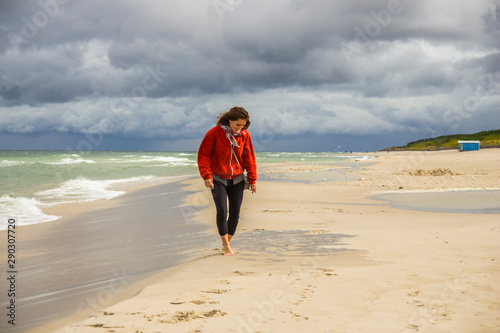 Młoda dziewczyna nad morzem na plaży