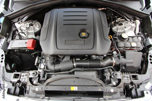 Modern vehicle engine with plastic cover