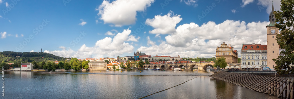 Moldau mit der Prager Karlsbrücke und dem Hradschin