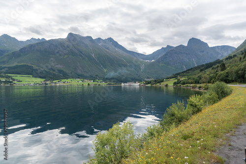 Blick über den Fjord auf Innfjorden und die Berge im Hintergrund © dmaphoto