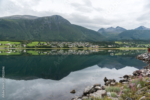 Blick über den Fjord auf Innfjorden und die Berge im Hintergrund photo