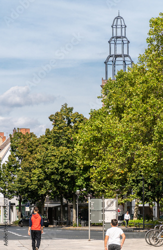 Wieza w niemieckim miescie. Hanau miasto w Hesji. Architektura malomiasteczkowa.  Infrastruktura miejska.  Jesien w miscie.  Budownictwo sakralne. photo