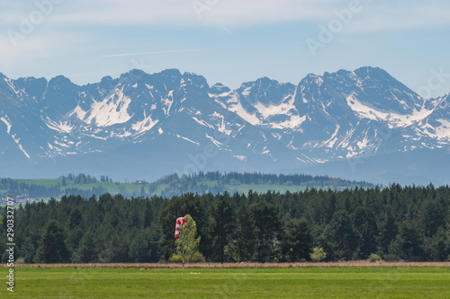 Fototapeta Naklejka Na Ścianę i Meble -  Lotnisko Nowy Targ Widok na tatry