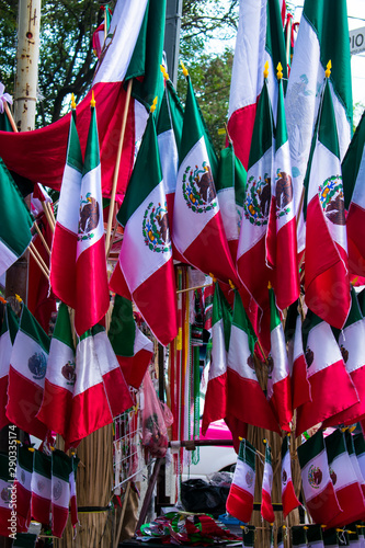 Carro vendedor con banderas y banderitas de México, para celebrar el día de  la independencia el 15 de septiembre 素材庫相片| Adobe Stock