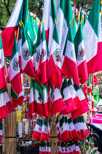 Carro para venta de banderas y banderitas de México, para celebrar el día de la independencia el 15 de septiembre