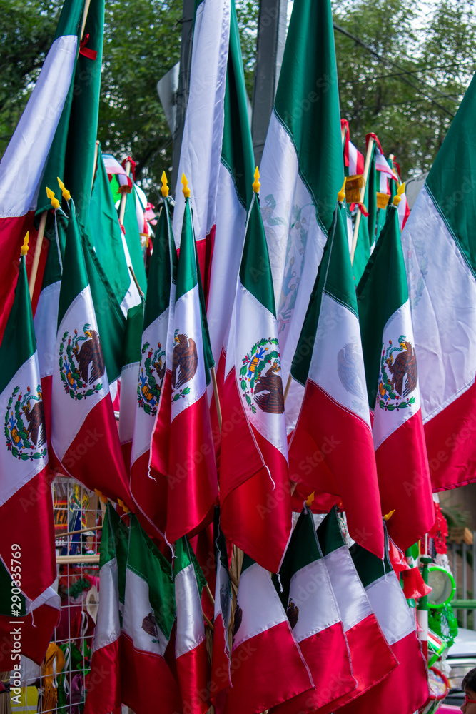 Carro para venta de banderas y banderitas de México, para celebrar el día  de la independencia el 15 de septiembre 素材庫相片| Adobe Stock