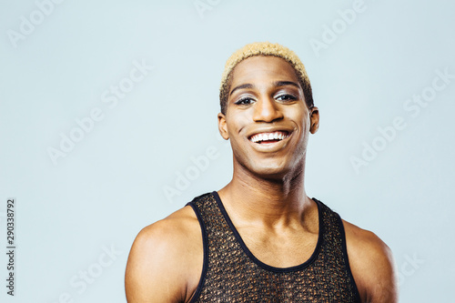 Photo Portrait of a smiling young man with bleached hair in studio