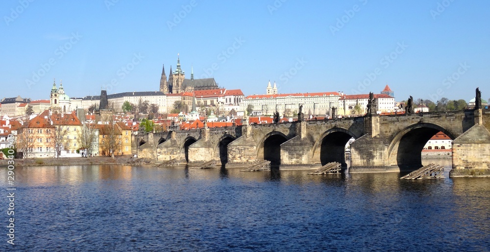 Le pont Charles et le château de Prague