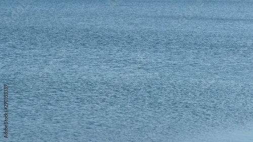 Wasseroberfläche See mit kleinen glitzernden Wellen