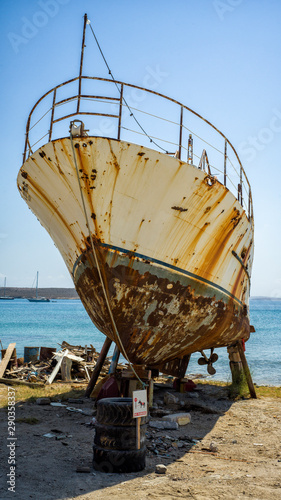 ein verrostetes Schiff am Strand