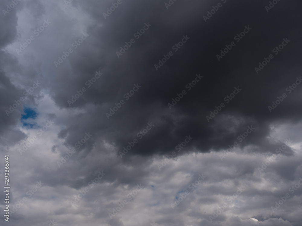 Obraz premium Gray and dark storm clouds before the storm