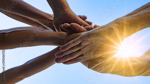 Viele Hände - gemeinsam sind wir stark - Famileinzusammenhalt - blauer Himmel Sonne