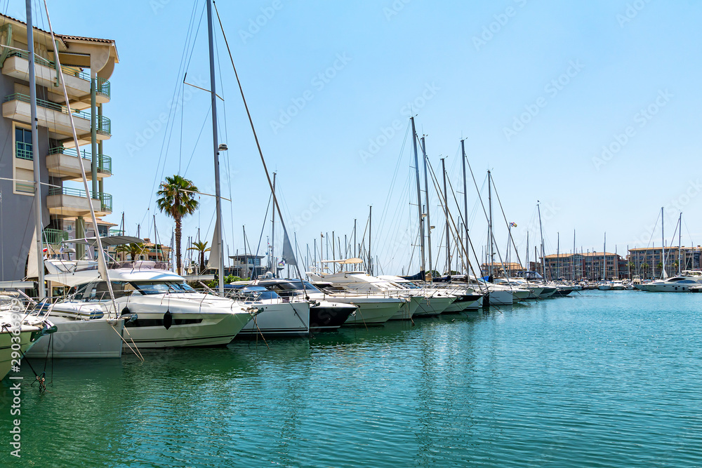 Fototapeta premium Segelyachten in einem Hafen an der Cote d'azur in Frankreich