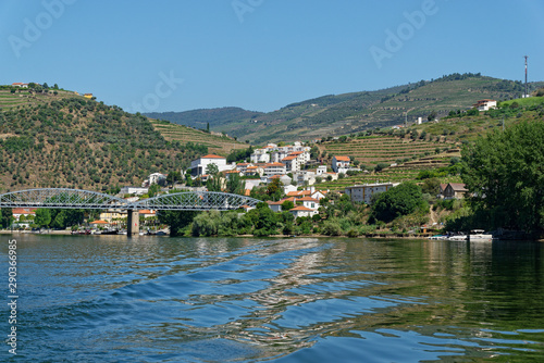Pinhao vom Fluss aus gesehen  Douro  Portugal