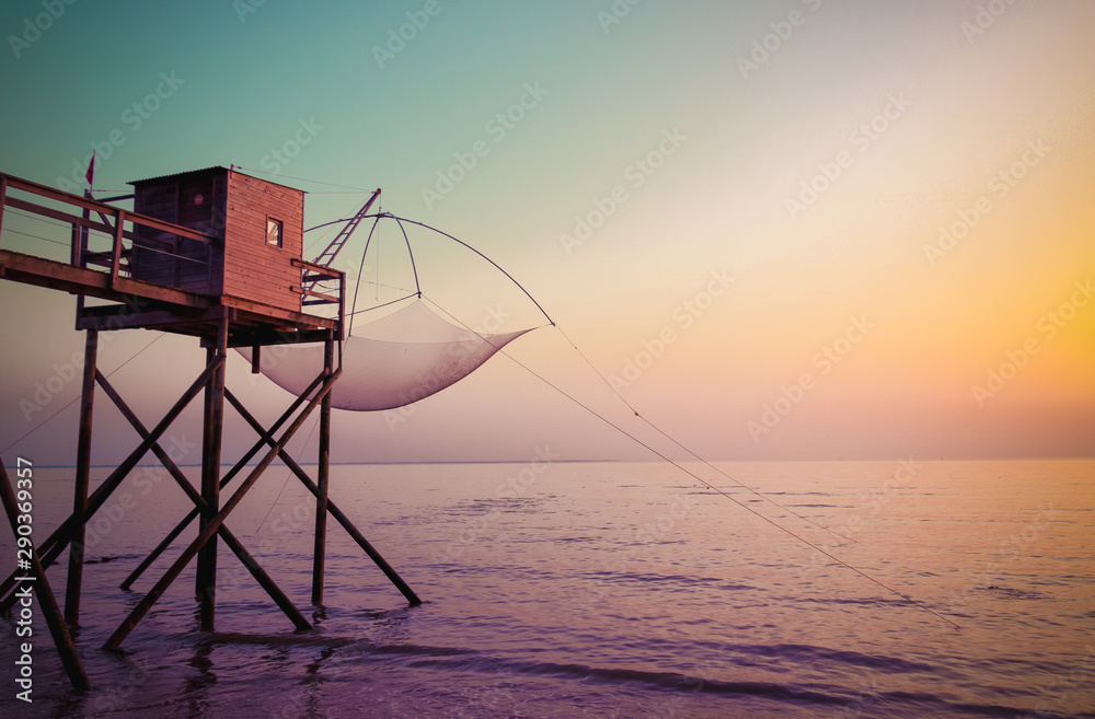 Pêcherie de la Bernerie en retz face au coucher de soleil sur l'océan