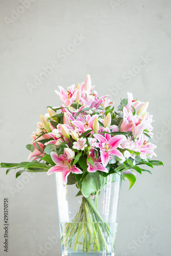 Fototapeta Naklejka Na Ścianę i Meble -  Pink lily flowers bouquet background
