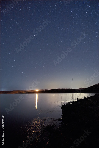 noche estrellada en el lago