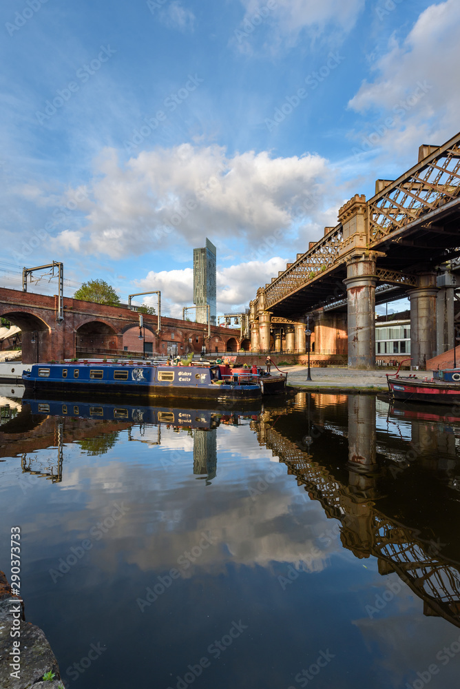 Fotografie, Obraz Narrowboat on the Bridgewater Canal Castlefield Manchester with the Beetham Towe