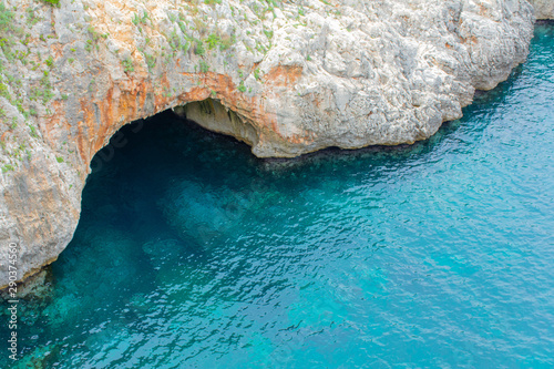 Grotta marina vista dal ponte sull'insenatura del Ciolo, Puglia, Salento