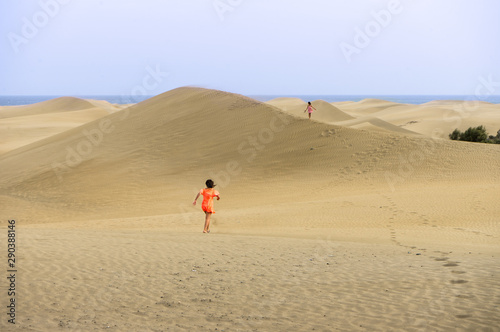 Gran Canaria - Kinder spielen in den Dünen von Maspalaomas