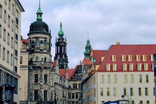 Casona de tejados rojizos. Cúpulas y torres. Ciudad de Dresden. Alemania. 