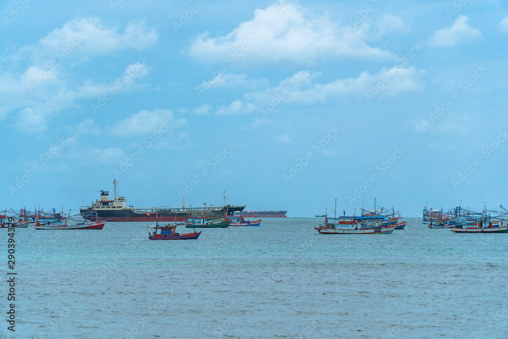 Ao Samae San is a harbor that shelters waves and storms. Cargo and fishing boats are therefore parked here..