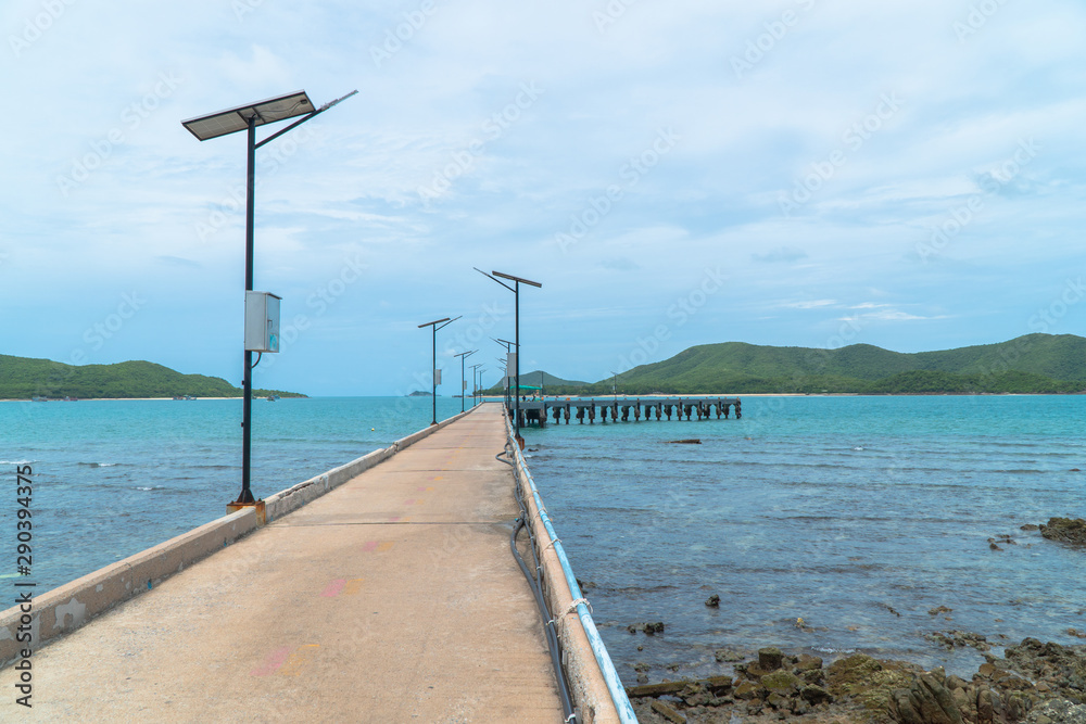 The Samae San Pier Bridge is long and connects to the pier to Samae San Island. .You can walk to see coral reefs and fish in the tide.. The Samae San Pier Bridge is long and connects to the pier to Samae San Island. .You can walk to see coral reefs and fish in the tide..