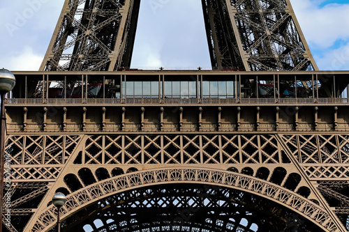 Vista enmarcada y recortada de la torre Eiffel. 