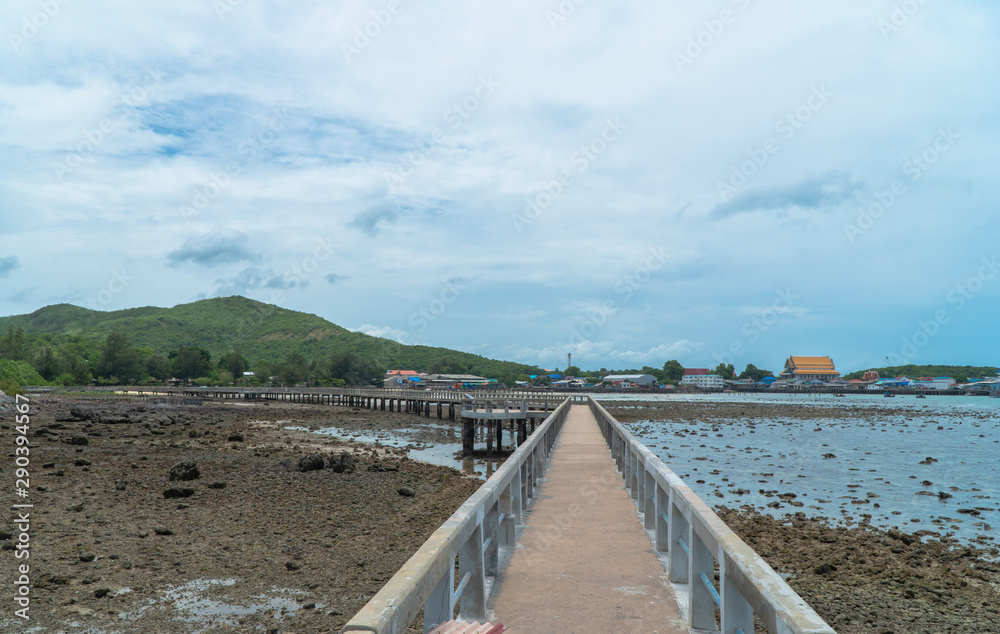 The Samae San Pier Bridge is long and connects to the pier to Samae San Island. .You can walk to see coral reefs and fish in the tide..
