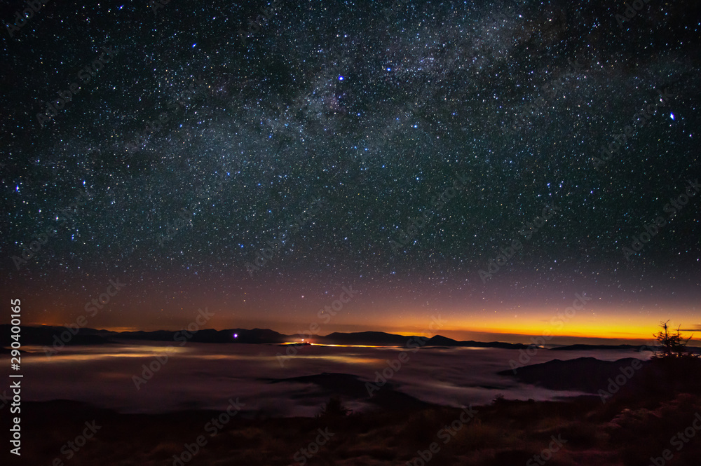 Obraz premium Stars in the predawn sky and fog