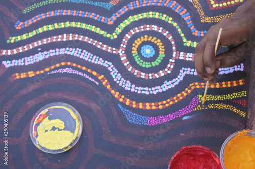 Foto Aboriginal artist dot painting in Derby Kimberley Western Australia