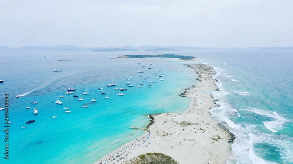 vista desde drone, costa, olas, barcos, Gente la playa , relax, naturaleza 