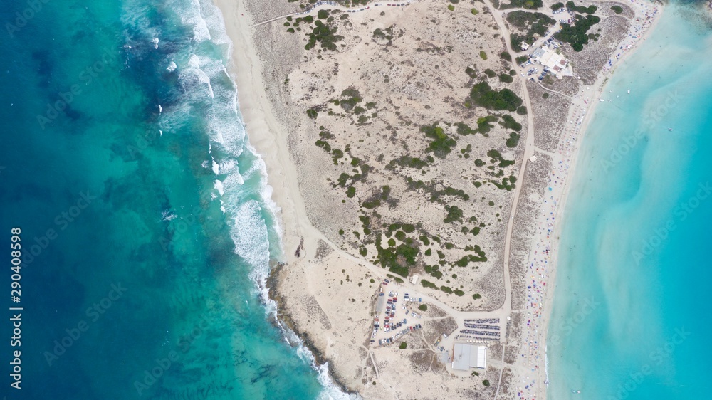 Vista desde drone , la costa de Formemtera con sus incredibles olas