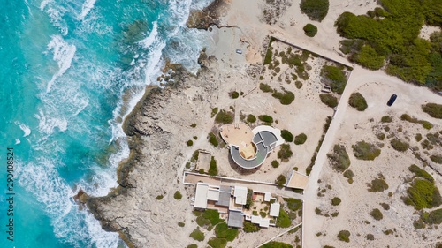 Vista desde drone , casa de vacaciones junto al mar, olas, naturaleza © MAX