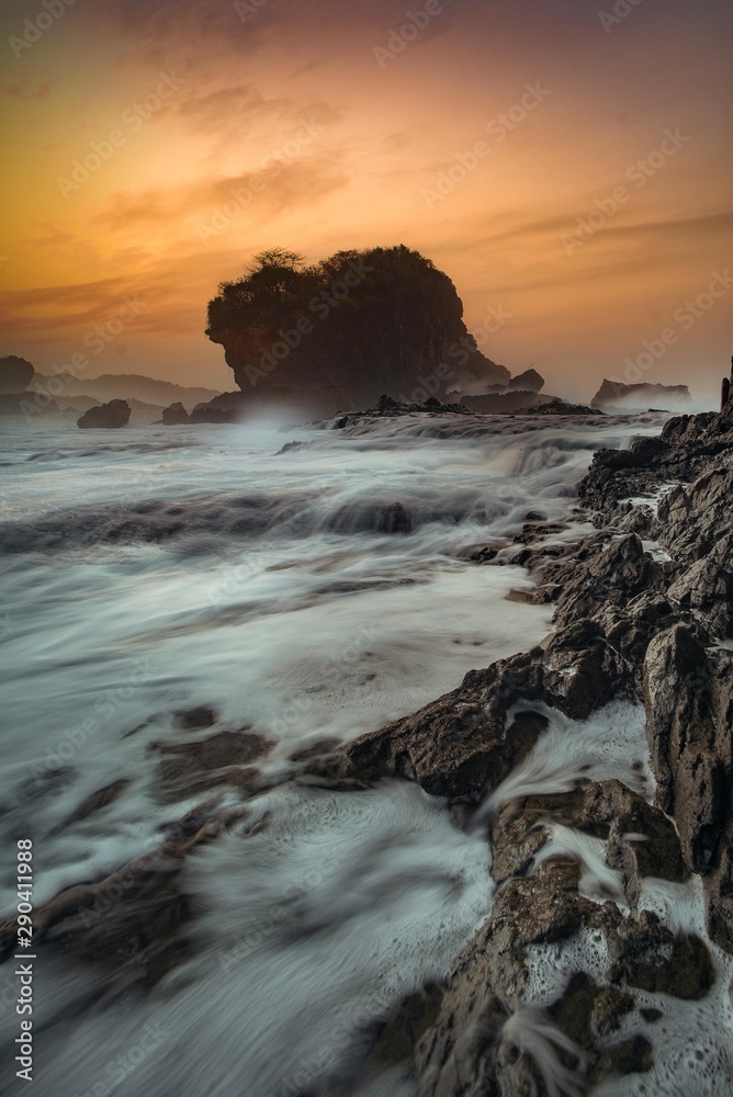 Fototapeta premium the rock against the sea