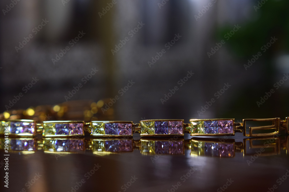 Gold bracelet Decorated with genuine gemstones that are expensive and rare for those who like jewelry
