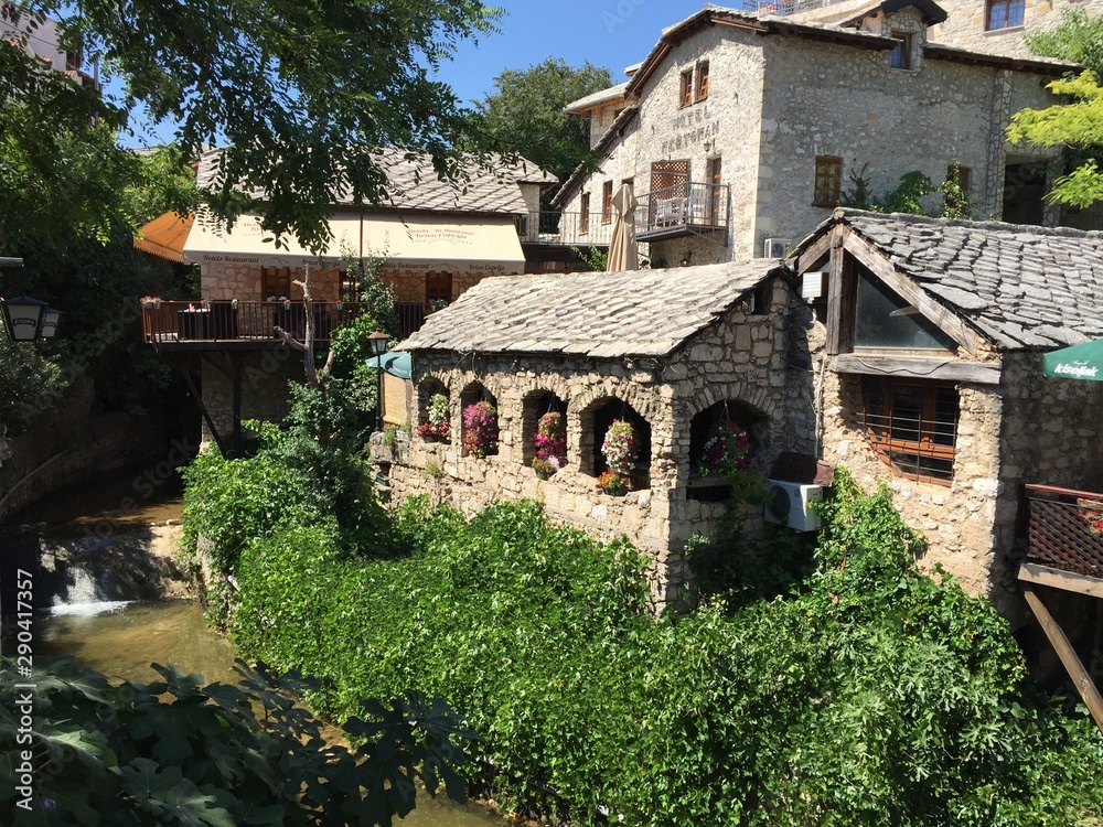 Hermosas casas de piedra y río en Mostar en verano
