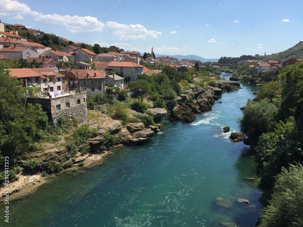 Vista al río Neretva en Mostar en verano 