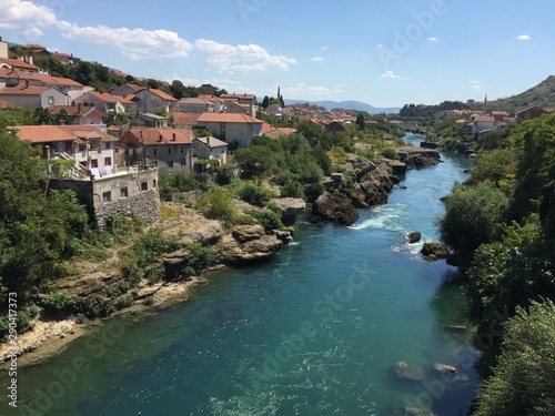 Vista al río Neretva en Mostar en verano  photo